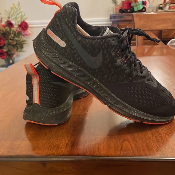 Shield Zoom Winflo 4 Running Shoe - Picture 3 of 5